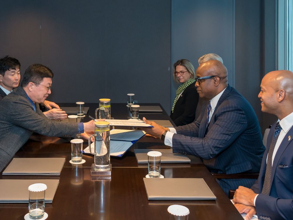 Roger Ward, UMB provost, signs an MOU with Kim, Chun-Sung, president, Chosun University.